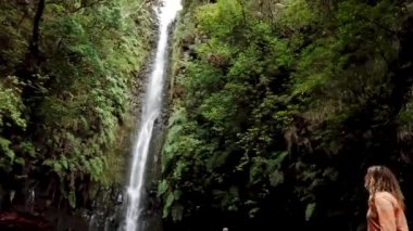 Madeira, Portekiz - 26 Kasım, 24: Madeira 'da şelale üzerinde hava aracı vuruldu. Yüksek kalite 4k görüntü
