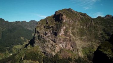 Madeira zirveleri ve zirveleri üzerinde insansız hava aracı atışı. Yüksek kalite 4k görüntü