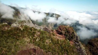 Madeira zirveleri ve zirveleri üzerinde insansız hava aracı atışı. Yüksek kalite 4k görüntü