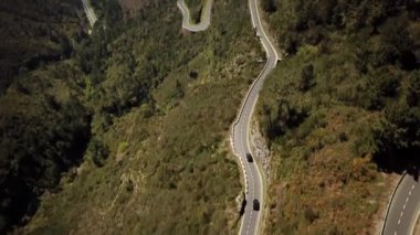Madeira zirveleri ve zirveleri üzerinde insansız hava aracı atışı. Portekiz, Madeira Adası 'nda virajlı yollar. Yüksek kalite 4k görüntü