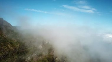 Madeira zirveleri ve zirveleri üzerinde insansız hava aracı atışı. Yüksek kalite 4k görüntü