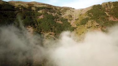 Madeira zirveleri ve zirveleri üzerinde insansız hava aracı atışı. Yüksek kalite 4k görüntü