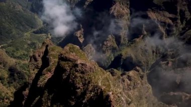 Madeira zirveleri ve zirveleri üzerinde insansız hava aracı atışı. Yüksek kalite 4k görüntü