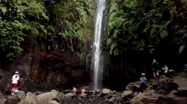 Madeira, Portekiz - 26 Kasım, 24: Madeira 'da şelale üzerinde hava aracı vuruldu. Yüksek kalite 4k görüntü