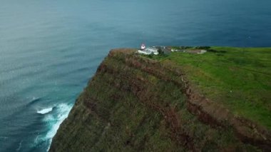 Portekiz 'in Atlantik Okyanusu' ndaki Madeira adasının gün batımında muhteşem bir hava aracı görüntüsü. Madeira Adası 'nın yeşil peleriniyle kaplı uçurumlar. Achadas da Cruz 'un hava manzarası. Yüksek kalite 4k görüntü