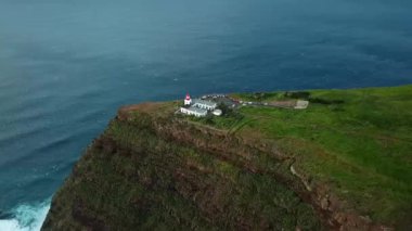 Portekiz 'in Atlantik Okyanusu' ndaki Madeira adasının gün batımında muhteşem bir hava aracı görüntüsü. Madeira Adası 'nın yeşil peleriniyle kaplı uçurumlar. Achadas da Cruz 'un hava manzarası. Yüksek kalite 4k görüntü