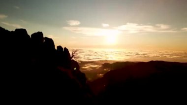 Madeira Drone Video 'da Pico do Arieiro' da gün doğumu. Yüksek kalite 4k görüntü