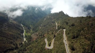 Portekiz, Madeira 'daki dağların üzerinden insansız hava aracı görüntüleri. Portekiz, Madeira Adası 'nda virajlı yollar. Yüksek kalite 4k görüntü