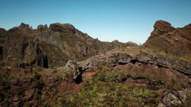 Portekiz, Madeira Adası 'ndaki dağların üzerinden insansız hava aracı görüntüleri. Pico Ruivo ve Pico, Arieiro zirveleri ve zirveleri yapıyor. Yüksek kalite 4k görüntü