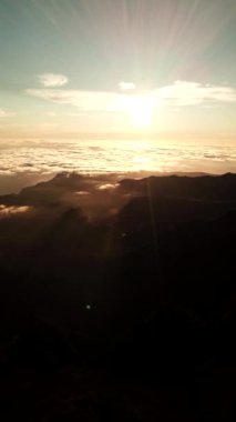 Portekiz, Madeira Adası 'ndaki dağların üzerinden insansız hava aracı görüntüleri. Pico Ruivo ve Pico, Arieiro zirveleri ve zirveleri yapıyor. Yüksek kalite 4k görüntü
