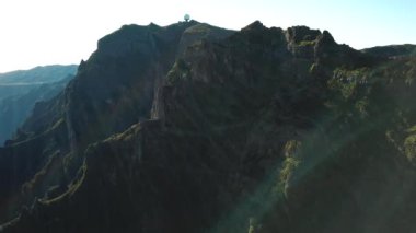 Portekiz, Madeira Adası 'ndaki dağların üzerinden insansız hava aracı görüntüleri. Pico Ruivo ve Pico, Arieiro zirveleri ve zirveleri yapıyor. Yüksek kalite 4k görüntü