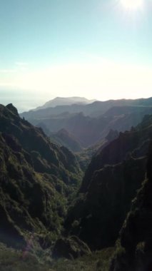 Portekiz, Madeira Adası 'ndaki dağların üzerinden insansız hava aracı görüntüleri. Pico Ruivo ve Pico, Arieiro zirveleri ve zirveleri yapıyor. Yüksek kalite 4k görüntü