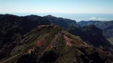 Portekiz, Madeira Adası 'ndaki dağların üzerinden insansız hava aracı görüntüleri. Pico Ruivo ve Pico, Arieiro zirveleri ve zirveleri yapıyor. Yüksek kalite 4k görüntü