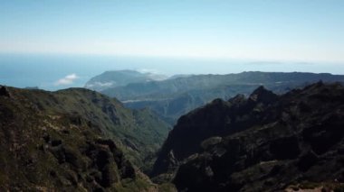 Portekiz, Madeira Adası 'ndaki dağların üzerinden insansız hava aracı görüntüleri. Pico Ruivo ve Pico, Arieiro zirveleri ve zirveleri yapıyor. Yüksek kalite 4k görüntü