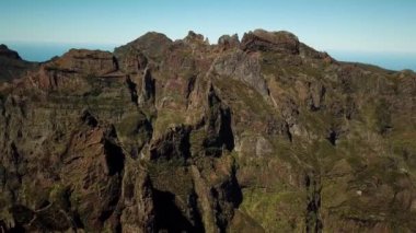 Portekiz, Madeira Adası 'ndaki dağların üzerinden insansız hava aracı görüntüleri. Pico Ruivo ve Pico, Arieiro zirveleri ve zirveleri yapıyor. Yüksek kalite 4k görüntü