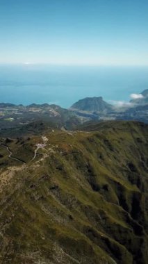 Portekiz, Madeira Adası 'ndaki dağların üzerinden insansız hava aracı görüntüleri. Pico Ruivo ve Pico, Arieiro zirveleri ve zirveleri yapıyor. Yüksek kalite 4k görüntü