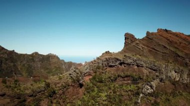 Portekiz, Madeira Adası 'ndaki dağların üzerinden insansız hava aracı görüntüleri. Pico Ruivo ve Pico, Arieiro zirveleri ve zirveleri yapıyor. Yüksek kalite 4k görüntü