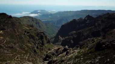 Portekiz, Madeira Adası 'ndaki dağların üzerinden insansız hava aracı görüntüleri. Pico Ruivo ve Pico, Arieiro zirveleri ve zirveleri yapıyor. Yüksek kalite 4k görüntü