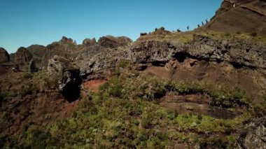Portekiz, Madeira Adası 'ndaki dağların üzerinden insansız hava aracı görüntüleri. Pico Ruivo ve Pico, Arieiro zirveleri ve zirveleri yapıyor. Yüksek kalite 4k görüntü