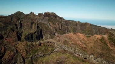 Portekiz, Madeira Adası 'ndaki dağların üzerinden insansız hava aracı görüntüleri. Pico Ruivo ve Pico, Arieiro zirveleri ve zirveleri yapıyor. Yüksek kalite 4k görüntü