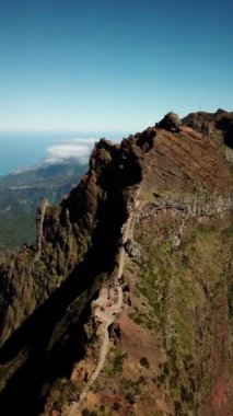 Portekiz, Madeira Adası 'ndaki dağların üzerinden insansız hava aracı görüntüleri. Pico Ruivo ve Pico, Arieiro zirveleri ve zirveleri yapıyor. Yüksek kalite 4k görüntü