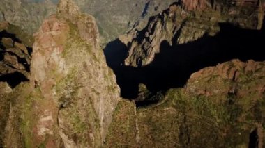 Portekiz, Madeira Adası 'ndaki dağların üzerinden insansız hava aracı görüntüleri. Pico Ruivo ve Pico, Arieiro zirveleri ve zirveleri yapıyor. Yüksek kalite 4k görüntü
