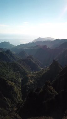 Portekiz, Madeira Adası 'ndaki dağların üzerinden insansız hava aracı görüntüleri. Pico Ruivo ve Pico, Arieiro zirveleri ve zirveleri yapıyor. Yüksek kalite 4k görüntü