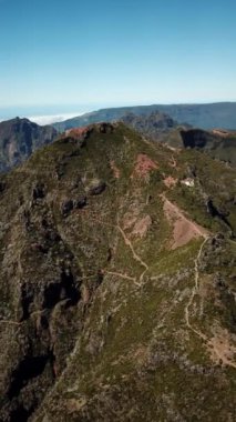 Portekiz, Madeira Adası 'ndaki dağların üzerinden insansız hava aracı görüntüleri. Pico Ruivo ve Pico, Arieiro zirveleri ve zirveleri yapıyor. Yüksek kalite 4k görüntü