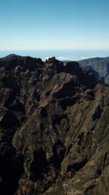 Portekiz, Madeira Adası 'ndaki dağların üzerinden insansız hava aracı görüntüleri. Pico Ruivo ve Pico, Arieiro zirveleri ve zirveleri yapıyor. Yüksek kalite 4k görüntü