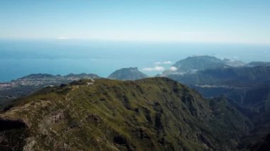 Portekiz, Madeira Adası 'ndaki dağların üzerinden insansız hava aracı görüntüleri. Pico Ruivo ve Pico, Arieiro zirveleri ve zirveleri yapıyor. Yüksek kalite 4k görüntü