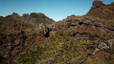 Portekiz, Madeira Adası 'ndaki dağların üzerinden insansız hava aracı görüntüleri. Pico Ruivo ve Pico, Arieiro zirveleri ve zirveleri yapıyor. Yüksek kalite 4k görüntü