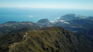 Portekiz, Madeira Adası 'ndaki dağların üzerinden insansız hava aracı görüntüleri. Pico Ruivo ve Pico, Arieiro zirveleri ve zirveleri yapıyor. Yüksek kalite 4k görüntü