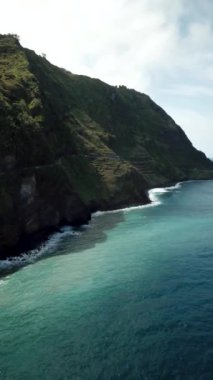 Portekiz 'in Madeira Adası' ndaki Ribeira da Janela kaya oluşumları üzerindeki hava aracı görüntüleri. Yüksek kalite 4k görüntü.