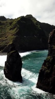 Portekiz 'in Madeira Adası' ndaki Ribeira da Janela kaya oluşumları üzerindeki hava aracı görüntüleri. Yüksek kalite 4k görüntü.