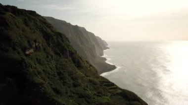 Portekiz 'in Madeira Adası' nda, gün batımında Santa Maria Madalena etrafındaki Ponta da Ladeira dağlarının üzerinden geçen insansız hava aracı görüntüleri. Kuzeybatı kısmı zirveler ve zirveler. Yüksek kalite 4k görüntü