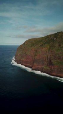 Portekiz 'in Madeira Adası' nda, gün batımında Santa Maria Madalena etrafındaki Ponta da Ladeira dağlarının üzerinden geçen insansız hava aracı görüntüleri. Kuzeybatı kısmı zirveler ve zirveler. Yüksek kalite 4k görüntü