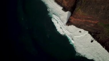 Portekiz 'in Madeira Adası' nda, gün batımında Santa Maria Madalena etrafındaki Ponta da Ladeira dağlarının üzerinden geçen insansız hava aracı görüntüleri. Kuzeybatı kısmı zirveler ve zirveler. Yüksek kalite 4k görüntü
