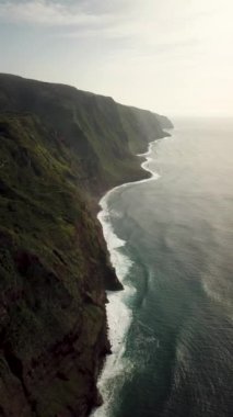 Portekiz 'in Madeira Adası' nda, gün batımında Santa Maria Madalena etrafındaki Ponta da Ladeira dağlarının üzerinden geçen insansız hava aracı görüntüleri. Kuzeybatı kısmı zirveler ve zirveler. Yüksek kalite 4k görüntü