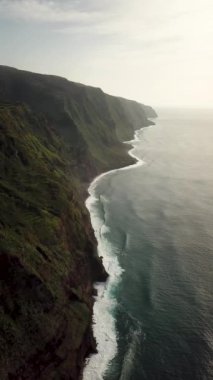 Portekiz 'in Madeira Adası' nda, gün batımında Santa Maria Madalena etrafındaki Ponta da Ladeira dağlarının üzerinden geçen insansız hava aracı görüntüleri. Kuzeybatı kısmı zirveler ve zirveler. Yüksek kalite 4k görüntü