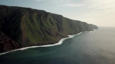 Portekiz 'in Madeira Adası' nda, gün batımında Santa Maria Madalena etrafındaki Ponta da Ladeira dağlarının üzerinden geçen insansız hava aracı görüntüleri. Kuzeybatı kısmı zirveler ve zirveler. Yüksek kalite 4k görüntü