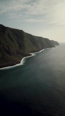 Portekiz 'in Madeira Adası' nda, gün batımında Santa Maria Madalena etrafındaki Ponta da Ladeira dağlarının üzerinden geçen insansız hava aracı görüntüleri. Kuzeybatı kısmı zirveler ve zirveler. Yüksek kalite 4k görüntü