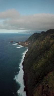 Portekiz 'in Madeira Adası' nda, gün batımında Santa Maria Madalena etrafındaki Ponta da Ladeira dağlarının üzerinden geçen insansız hava aracı görüntüleri. Kuzeybatı kısmı zirveler ve zirveler. Yüksek kalite 4k görüntü