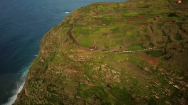 Portekiz 'in Madeira Adası' nda, gün batımında Santa Maria Madalena etrafındaki Ponta da Ladeira dağlarının üzerinden geçen insansız hava aracı görüntüleri. Kuzeybatı kısmı zirveler ve zirveler. Yüksek kalite 4k görüntü