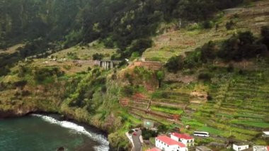 Portekiz 'in gün batımında Madeira Seixal köyünün nefes kesici bir dağ manzarasının insansız hava aracı görüntüleri. Yüksek kalite 4k görüntü