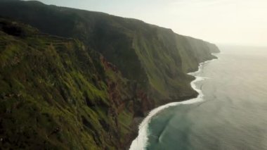 Portekiz 'in Madeira Adası' nda, gün batımında Santa Maria Madalena etrafındaki Ponta da Ladeira dağlarının üzerinden geçen insansız hava aracı görüntüleri. Kuzeybatı kısmı zirveler ve zirveler. Yüksek kalite 4k görüntü