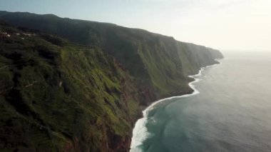 Portekiz 'in Madeira Adası' nda, gün batımında Santa Maria Madalena etrafındaki Ponta da Ladeira dağlarının üzerinden geçen insansız hava aracı görüntüleri. Kuzeybatı kısmı zirveler ve zirveler. Yüksek kalite 4k görüntü