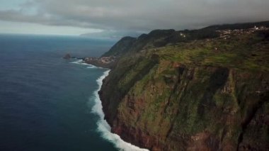 Portekiz 'in Madeira Adası' nda, gün batımında Santa Maria Madalena etrafındaki Ponta da Ladeira dağlarının üzerinden geçen insansız hava aracı görüntüleri. Kuzeybatı kısmı zirveler ve zirveler. Yüksek kalite 4k görüntü