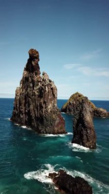 Portekiz 'in Madeira Adası' ndaki Ribeira da Janela kaya oluşumları üzerindeki hava aracı görüntüleri. Yüksek kalite 4k görüntü.