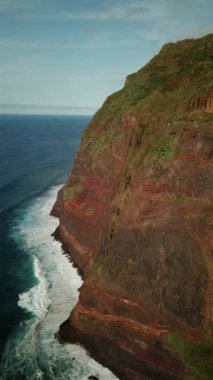 Portekiz 'in Madeira Adası' nda, gün batımında Santa Maria Madalena etrafındaki Ponta da Ladeira dağlarının üzerinden geçen insansız hava aracı görüntüleri. Kuzeybatı kısmı zirveler ve zirveler. Yüksek kalite 4k görüntü