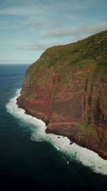 Portekiz 'in Madeira Adası' nda, gün batımında Santa Maria Madalena etrafındaki Ponta da Ladeira dağlarının üzerinden geçen insansız hava aracı görüntüleri. Kuzeybatı kısmı zirveler ve zirveler. Yüksek kalite 4k görüntü